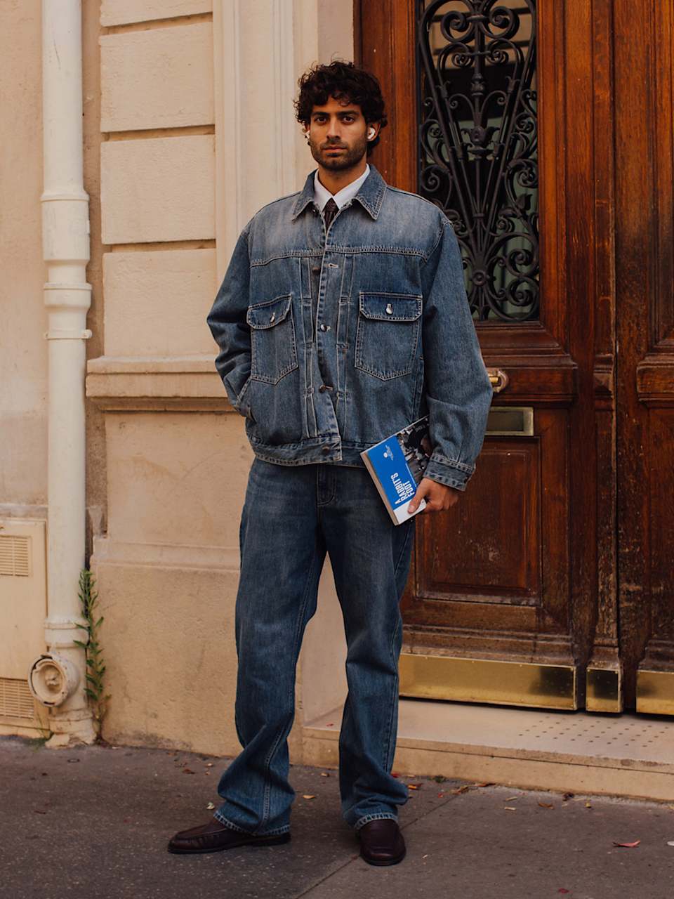 Mann im Casual-Look mit Blue Jeans, T-Shirt und Jeansjacke 