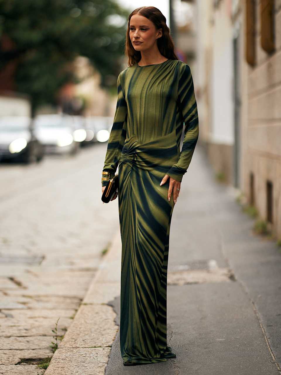 Frau trägt ein grünes Kleid aus Jersey 