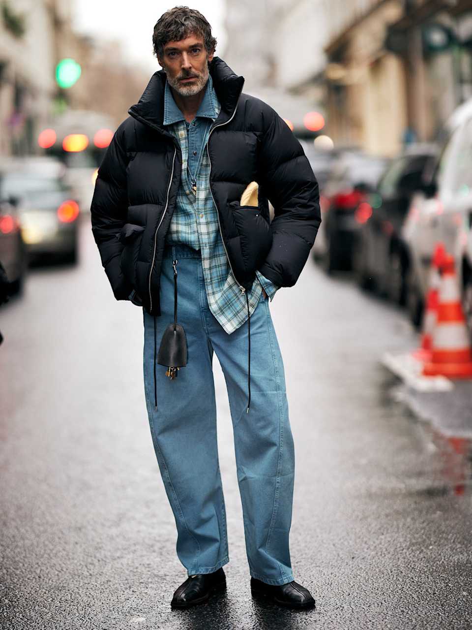 Mann trägt eine blaue Jeans zur Puffer-Jacket