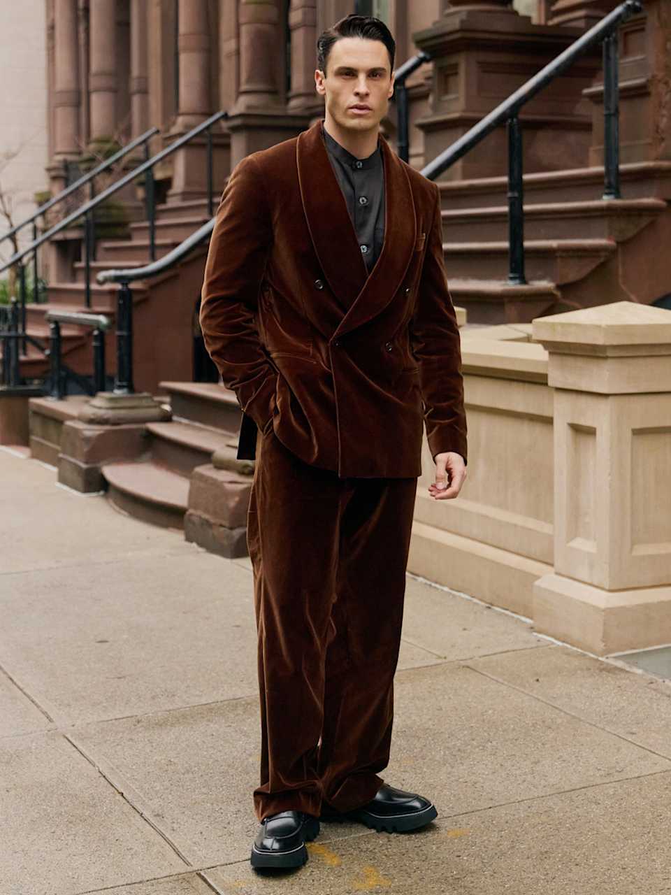 Mann trägt einen braunen Samt-Anzug