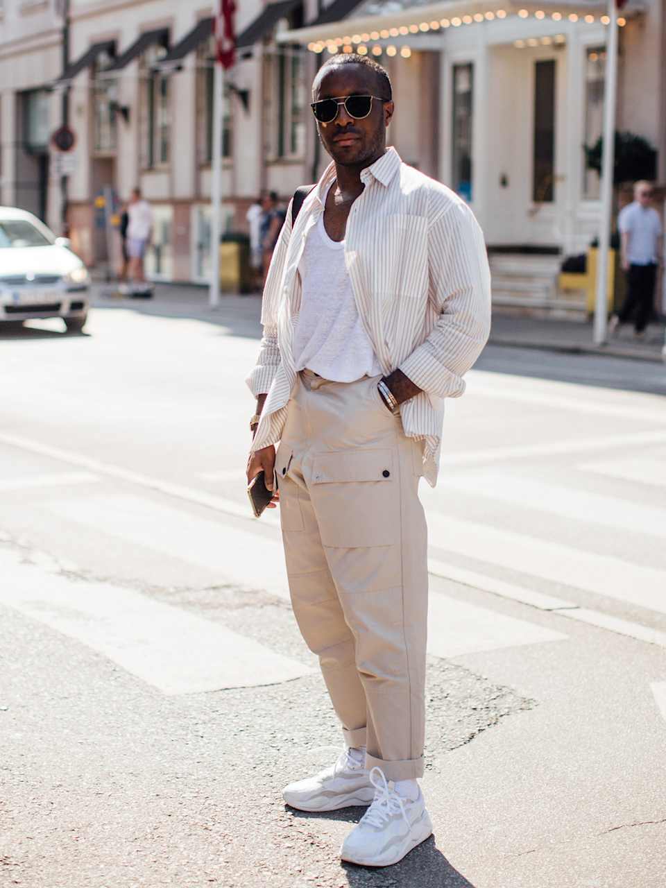 Mann trägt ein monochromes Outfit bestehend aus Bluse und Hose aus Baumwolle
