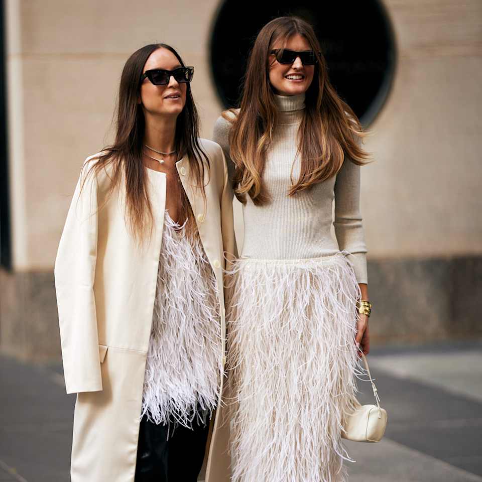 Zwei Frauen tragen Outfits in der Pantone Trendfarbe Cloud Dancer