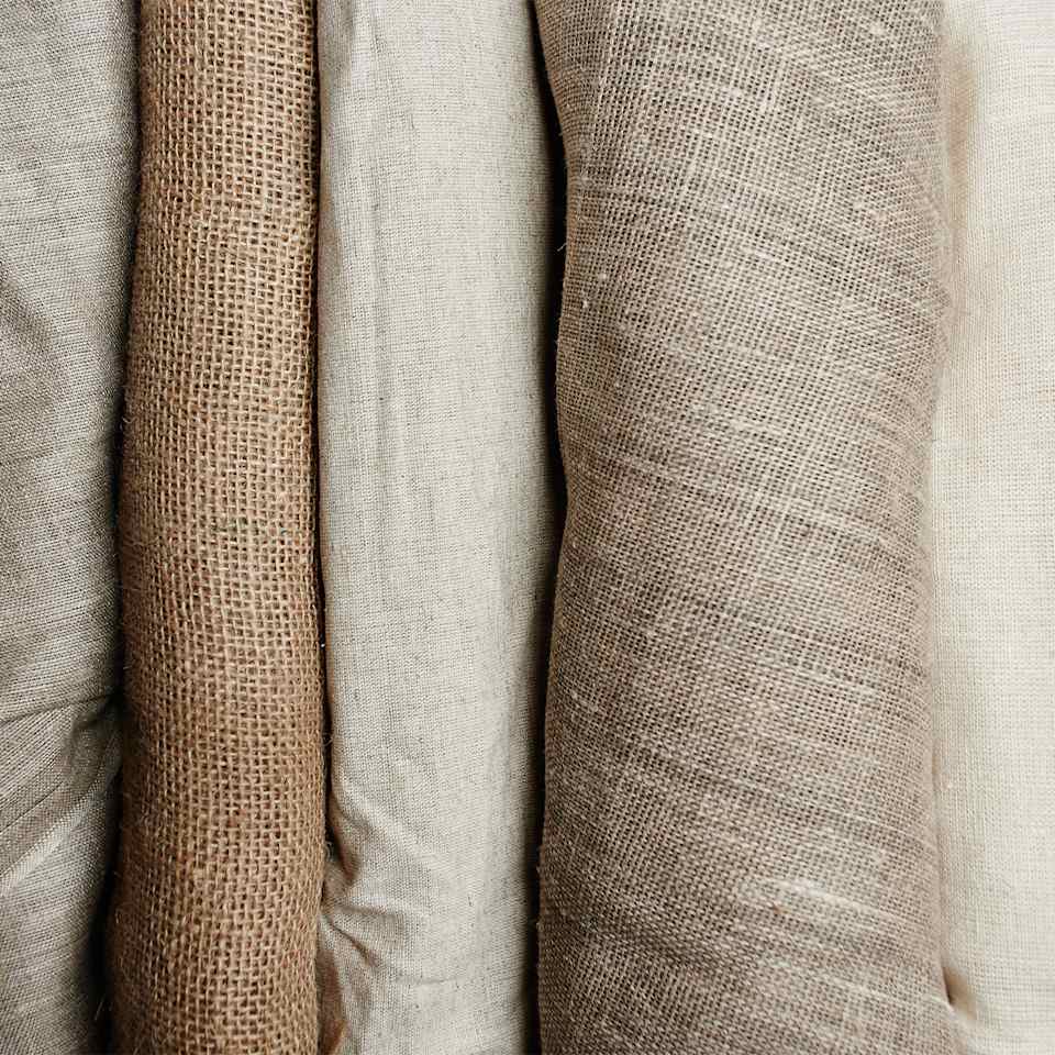 Nahaufnahme von Leinenstoffen in den Farben Braun und Beige