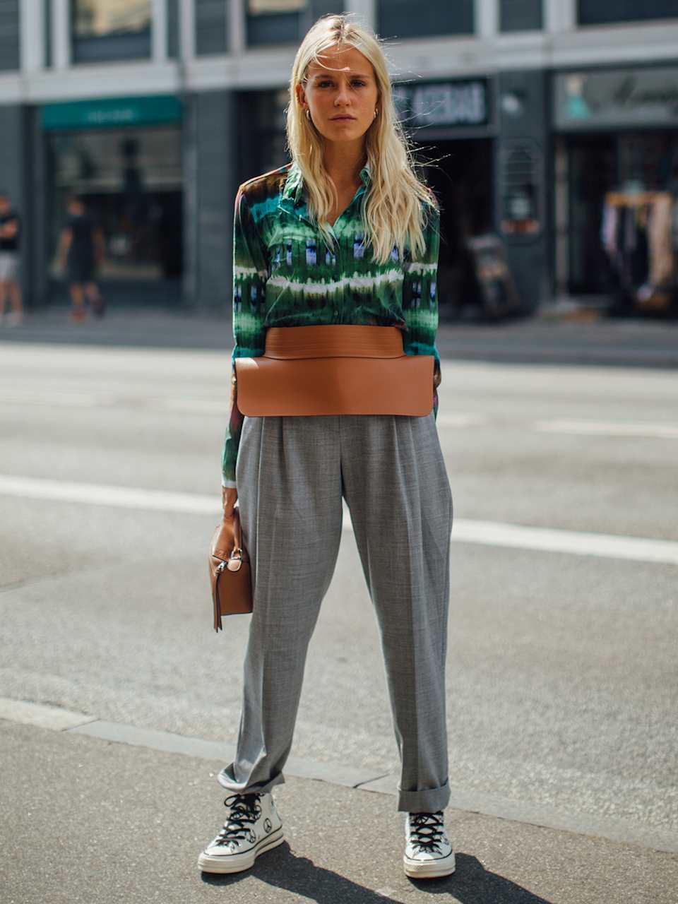 Frau trägt eine grauen Leinenhose und ein Shirt mit Batikmuster