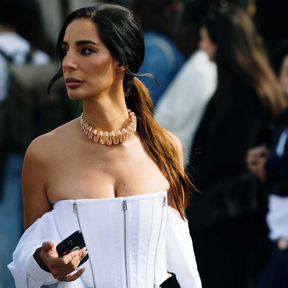 Frau trägt eine sculpturale Kette in Gold als Schmucktrend 2026