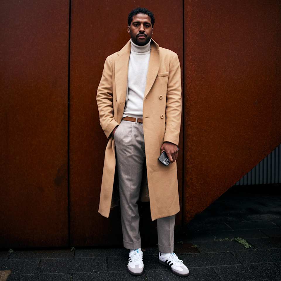 Mann trägt weiße adidas Samba Sneaker mit einem Business Casual Outfit