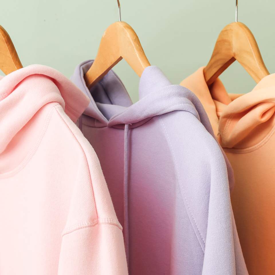 Bunte Hoodies hängen – Beispiel für Buntwäsche