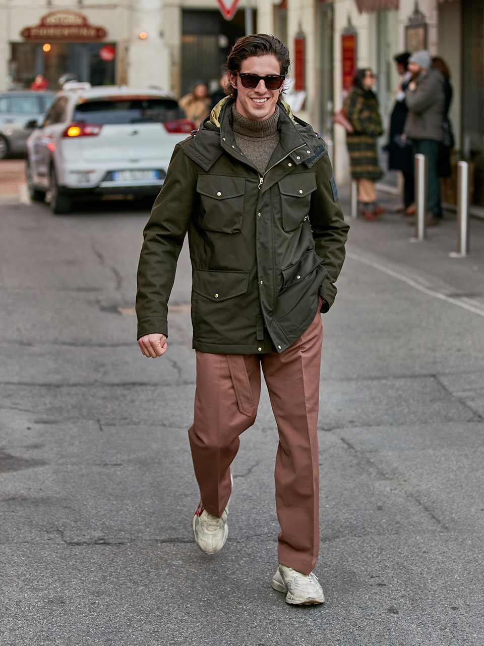 Mann trägt eine grüne Jacke und eine braune Hose