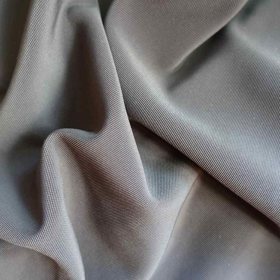 Nahaufnahme von einem grauen Polyesterstoff