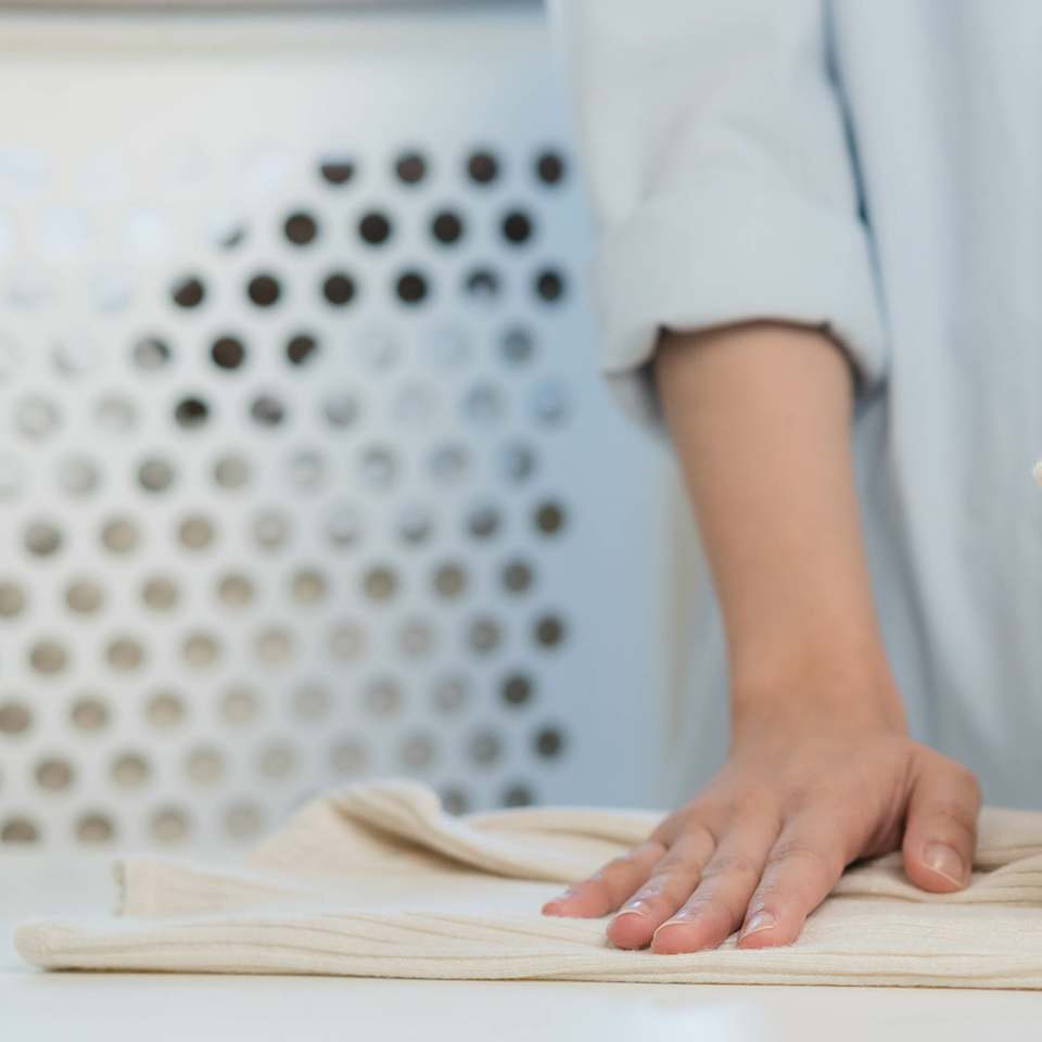 Frau trocknet Pullover liegend