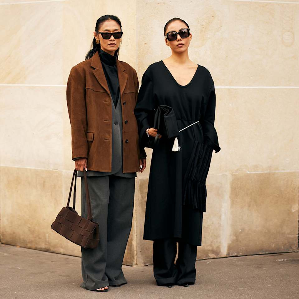 Zwei Frauen kombinieren die neusten Taschen-Trends 