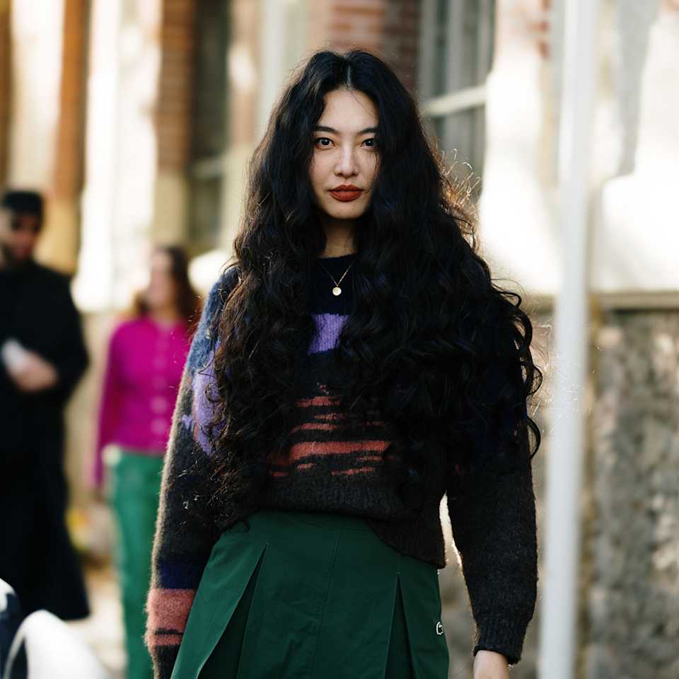 Brünette Frau mit langen, voluminösen, leicht frizzigen Locken