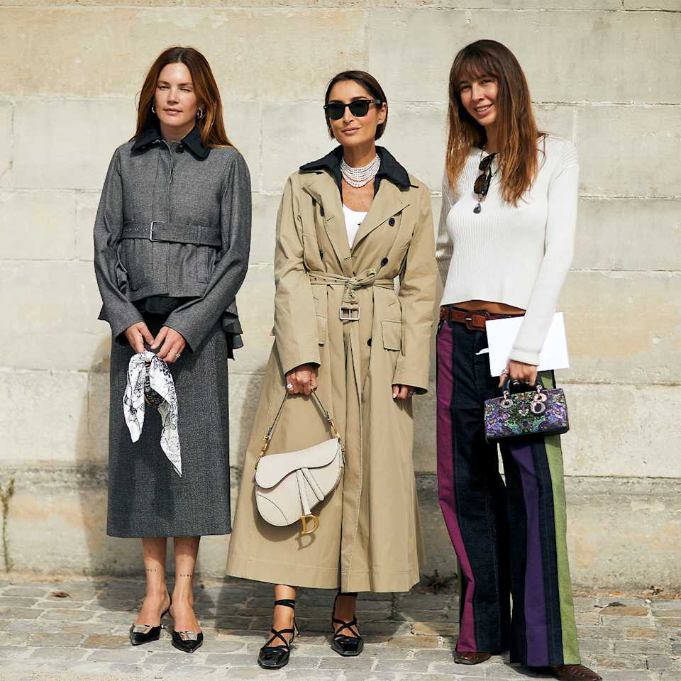 Drei kleine Frauen tragen schicke Alltagskleidung