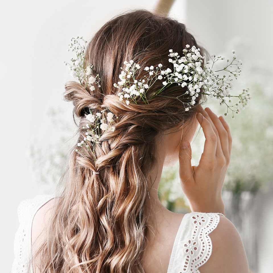 Blonde Braut mit einer halboffenen Brautfrisur, Flechtfrisur mit Blüten