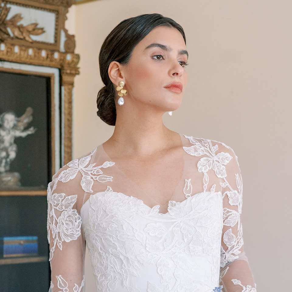 Braut im weißen Kleid und einem strengen tiefsitzenden Dutt