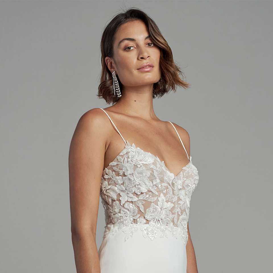 Braut mit einem gestylten Longbob zur Hochzeitsfrisur