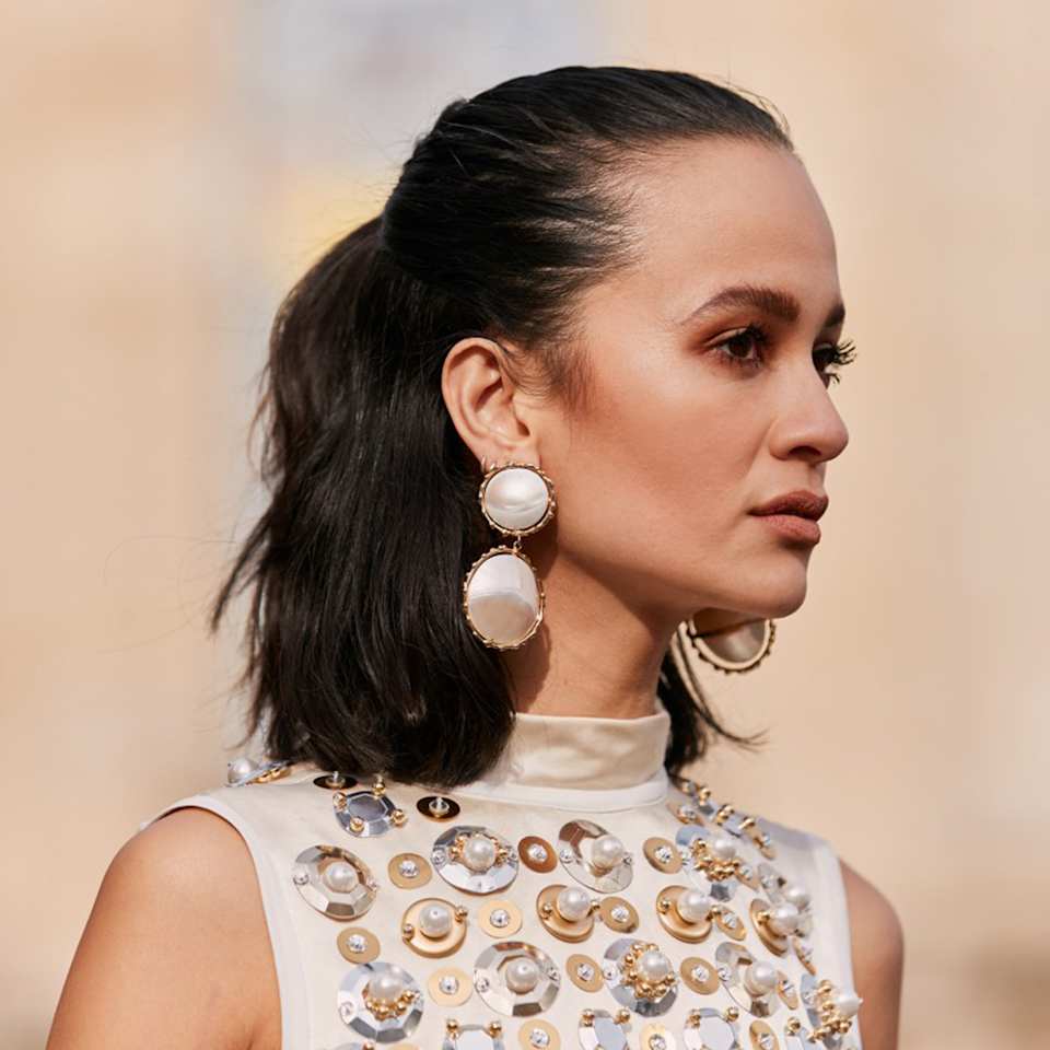 Braut mit einer halboffenen Brautfrisur; einem Half-up-Look