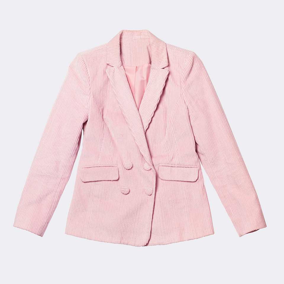 Rosa Blazer auf neutralem Hintergrund