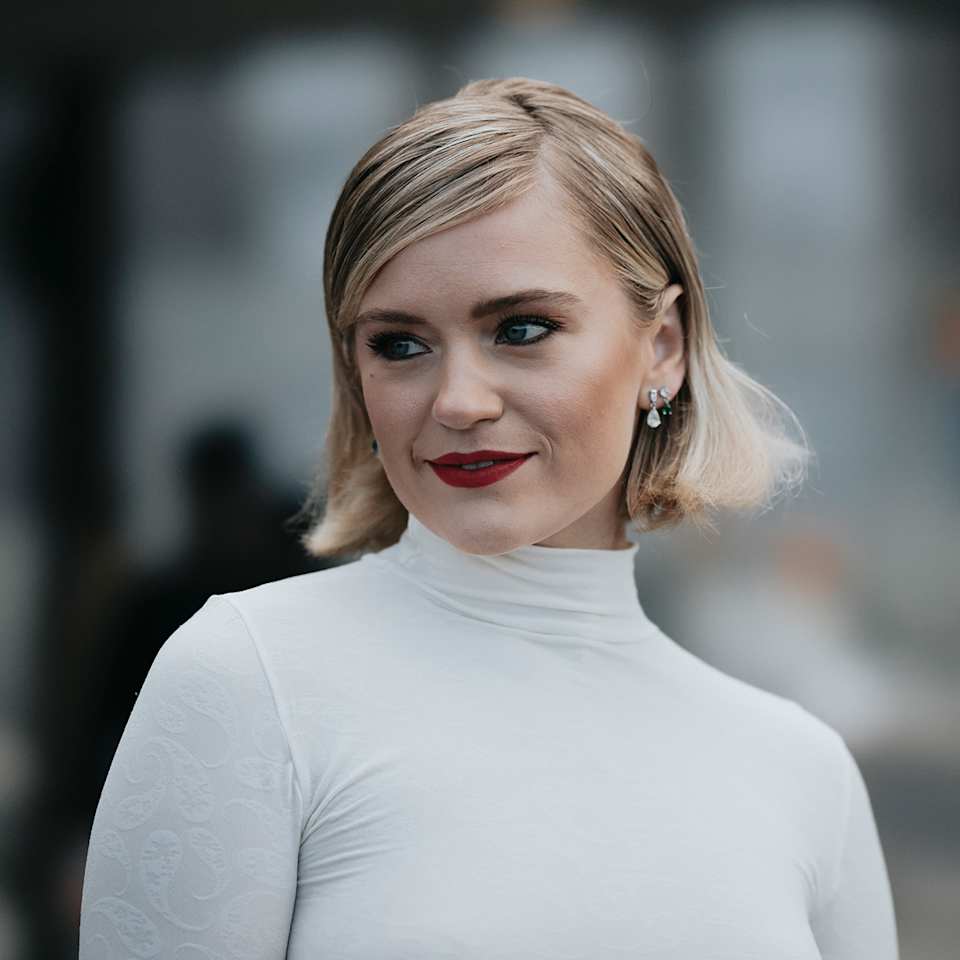 Braut mit kurzem blondemn Haar und einem Mittelscheitel