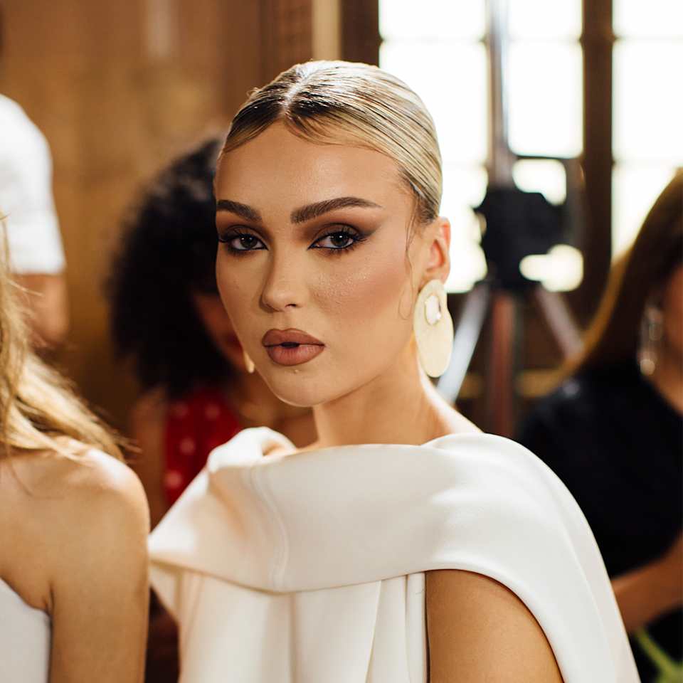 Braut mit einer sehr sleeken geschlossenen Hochzeitsfrisur