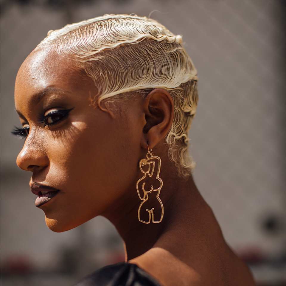 Blonde Frau mit einer Wasserwelle