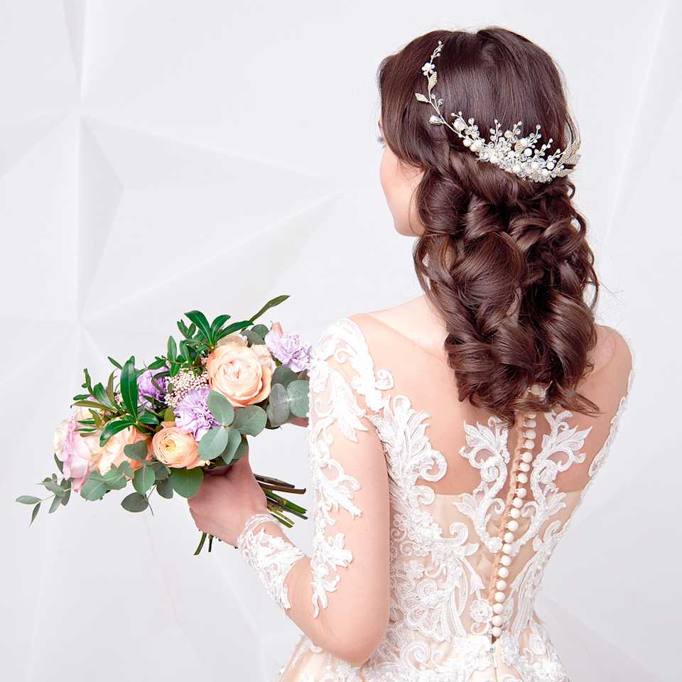 Braut hat ein glitzerndes Haargesteck in Ihrer Hochzeitsfrisur