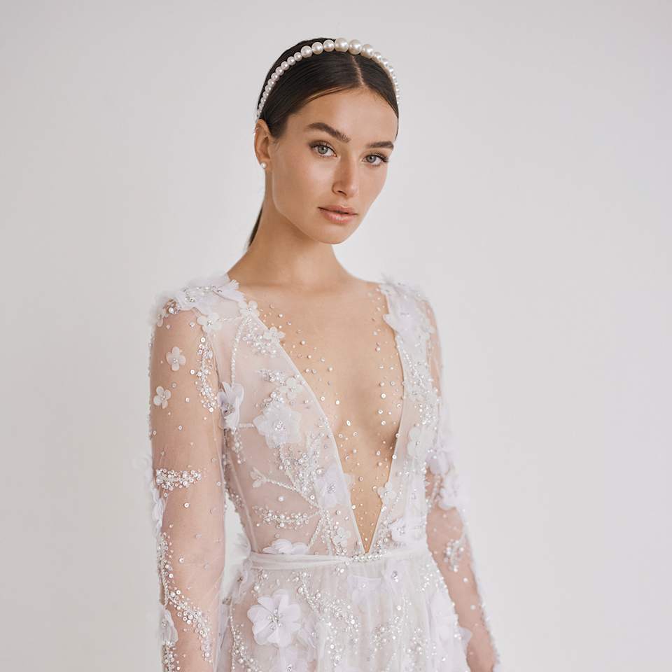 Braut trägt einen Perlen-Haarreif