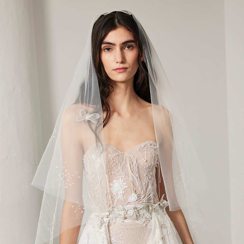 Braut trägt einen Schleier