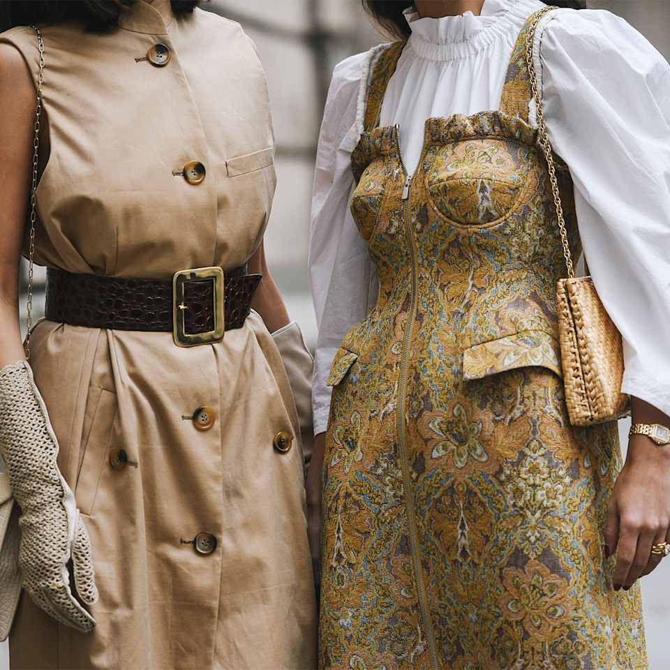 Zwei Frauen in Hochzeitsgast-Outfits mit festlichen Accessoires