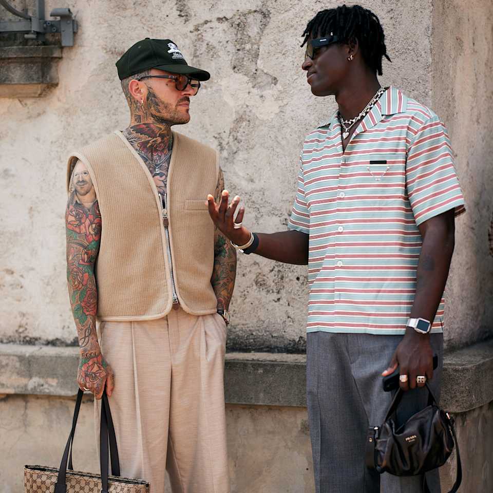 Männer tragen Sommeroutfits 