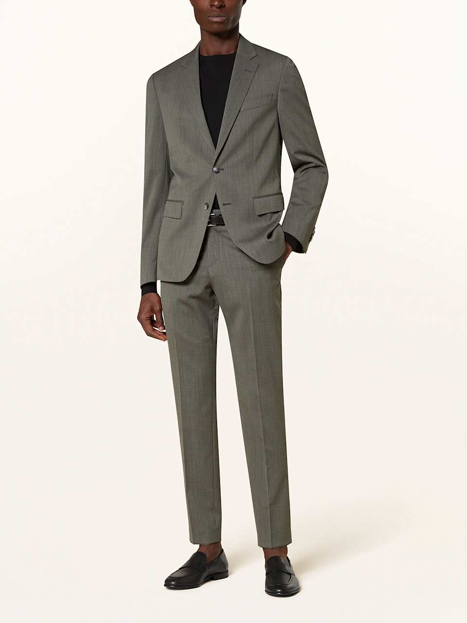 Mężczyzna w zielonym garniturze typu slim fit  