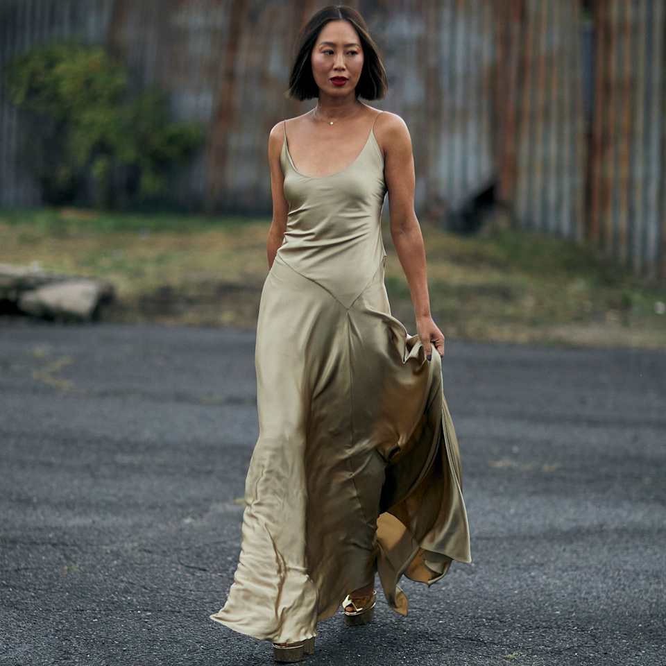 Frau in einem grünen Satinkleid