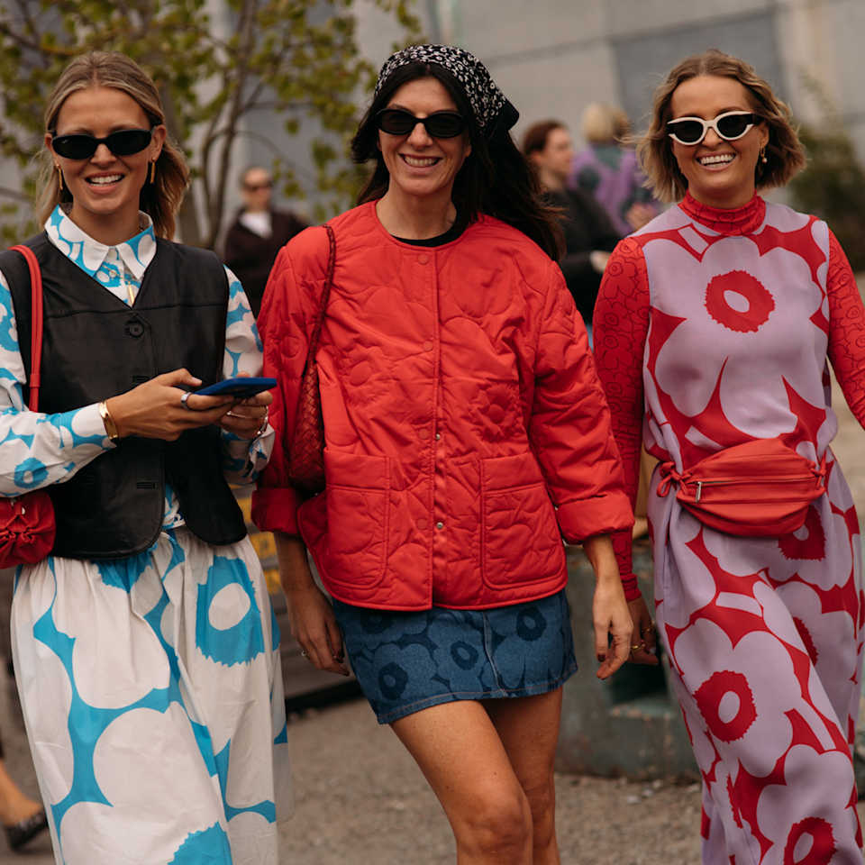 Drei Frauen tragen ikonische Looks passend zu Fashion Destinationen
