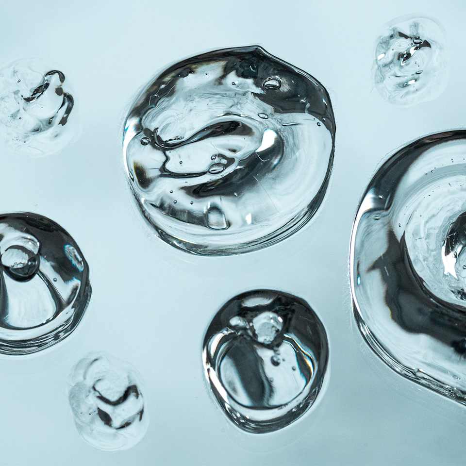 Transparente Gel-Tropfen als Symbolbild für Ceramide