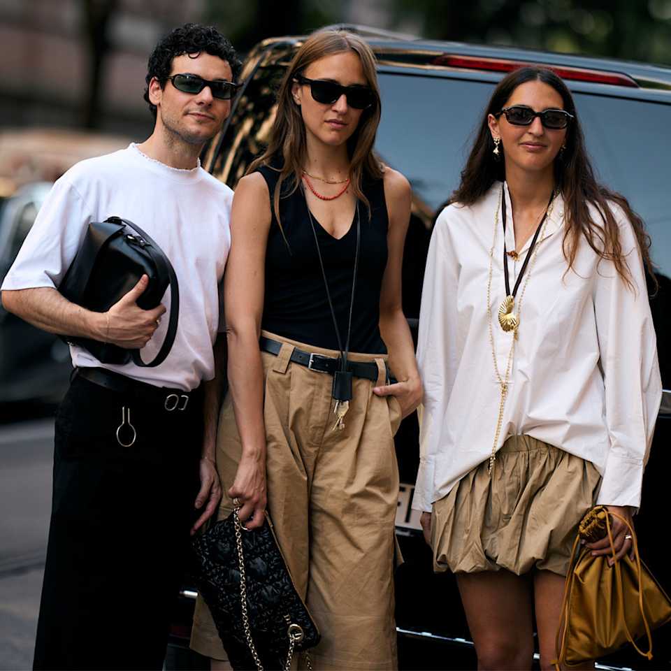 Frau trägt Ton-in-Ton-Look mit beiger Hose und Kastenjacke