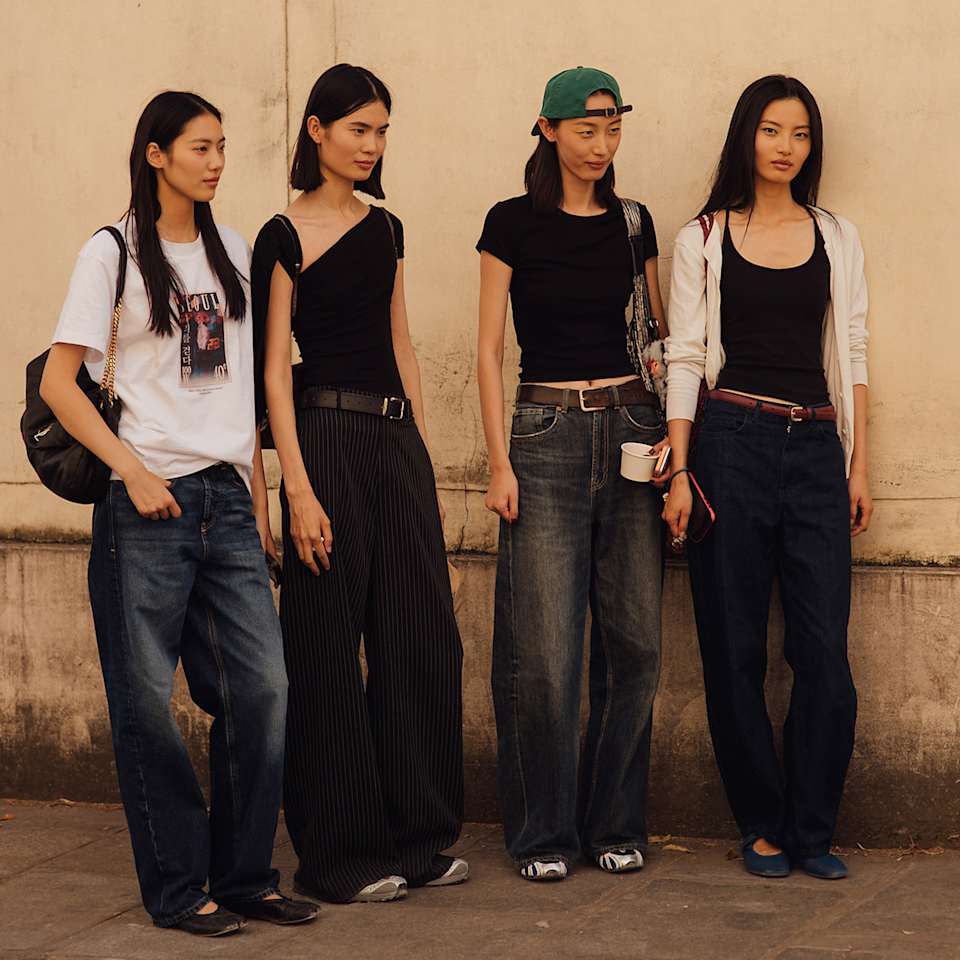 Vier Frauen tragen Jeans-Outfits