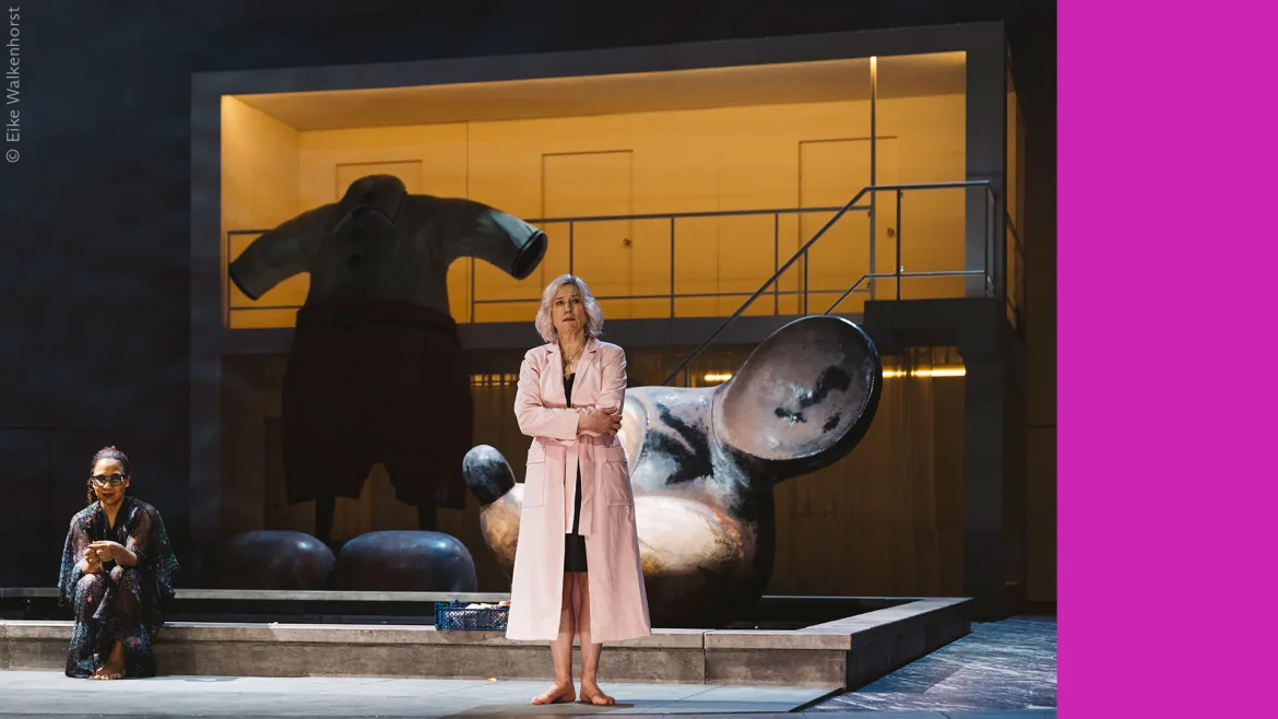 Beitrag zu Uraufgeführt: <em>Spirit and the Dust</em> von Noah Haidle am Deutschen Theater