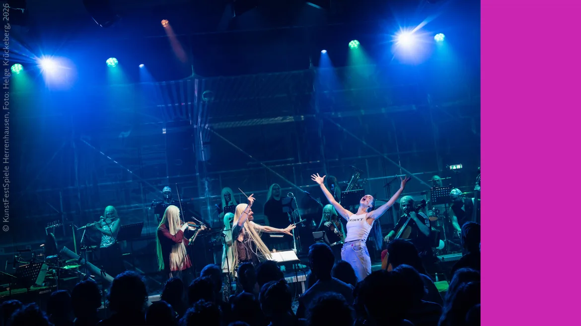 Beitrag zu Uraufgeführt: <em>DIE TONIGHT, LIVE FOREVER. A Club Opera</em> von Sivan Ben Yishai