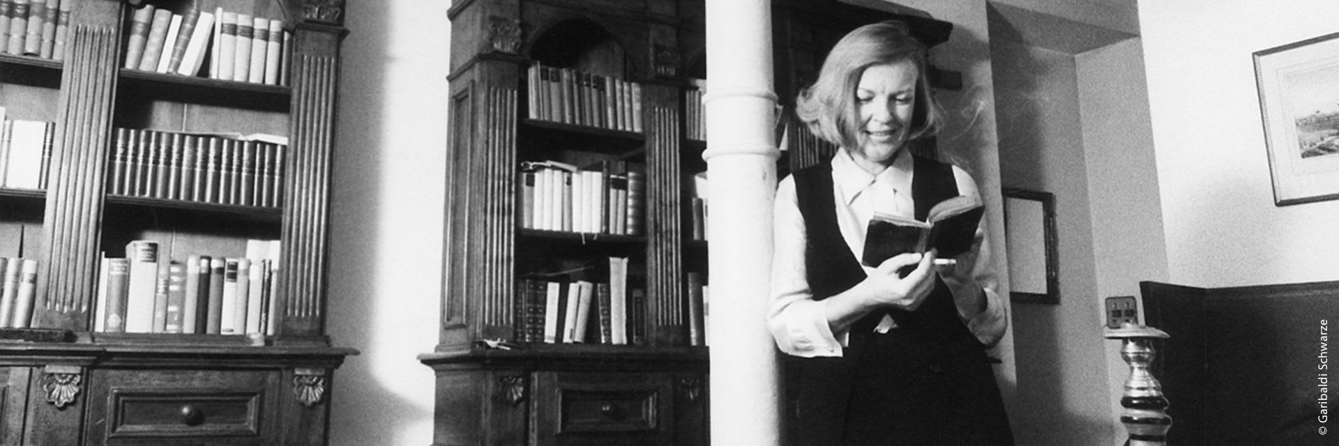 Foto von Ingeborg Bachmann in ihrer Bibliothek