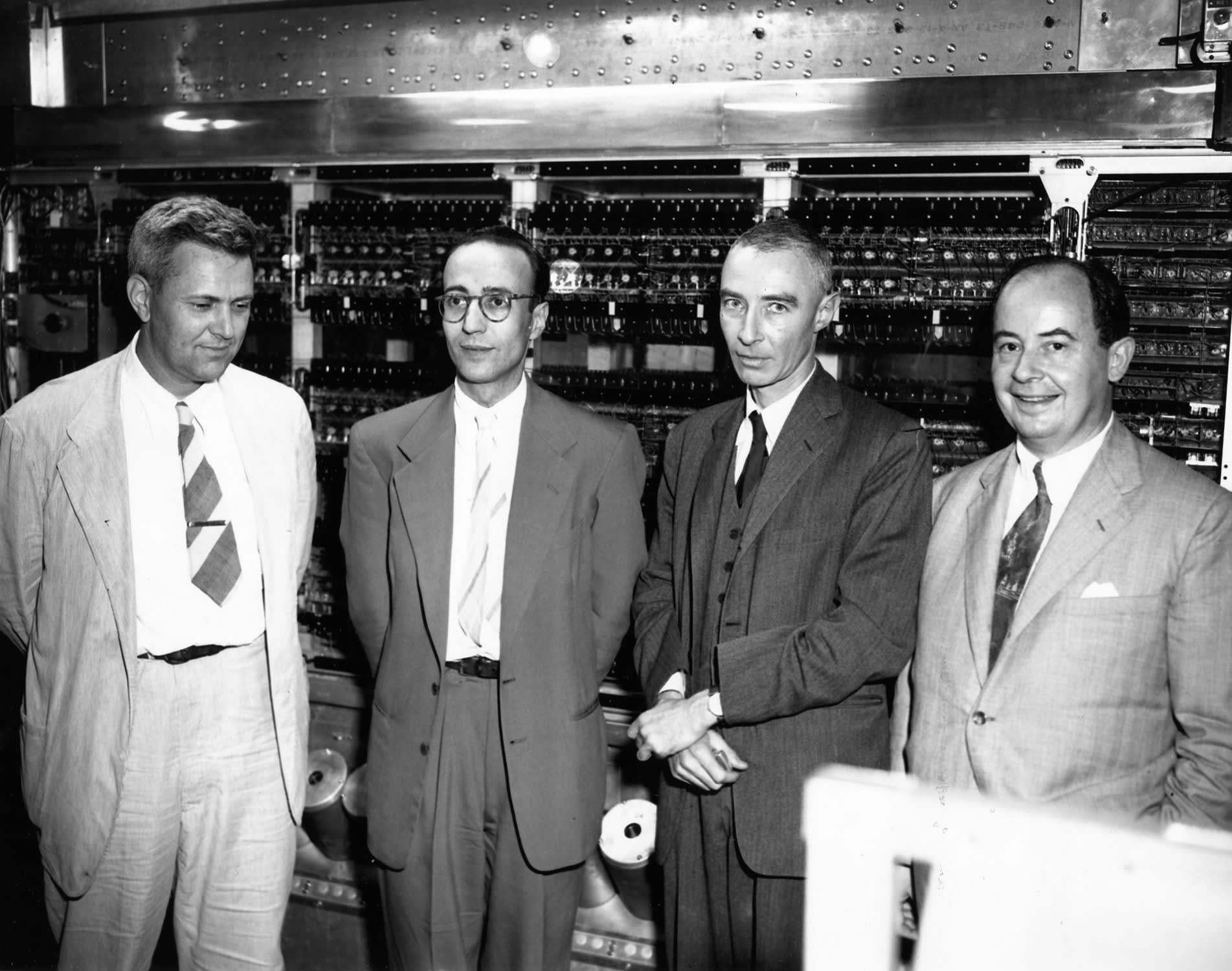 Julian Bigelow, Herman Goldstine, J. Robert Oppenheimer und John von Neumann vor dem MANIAC. Copyright: Alan Richards / IAS