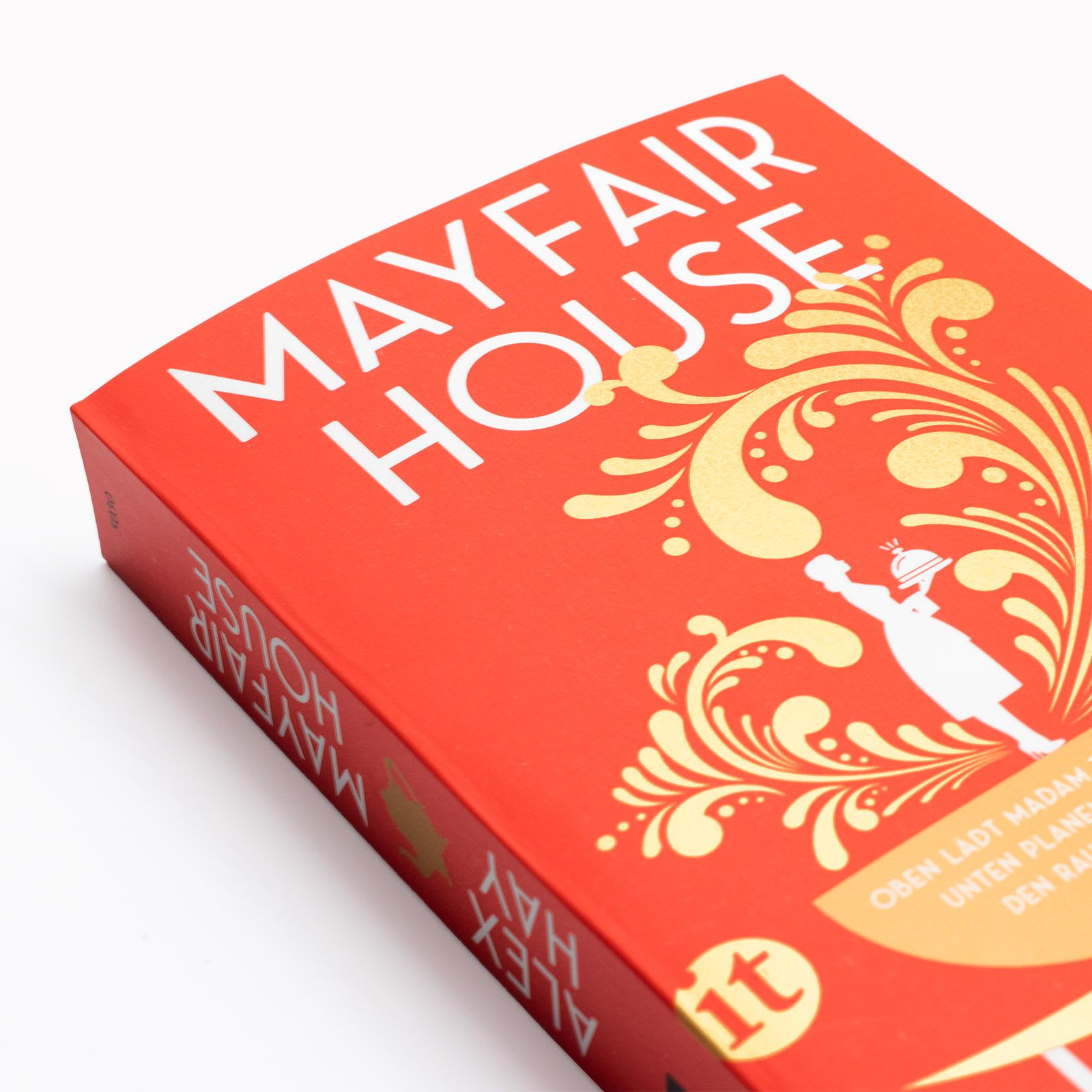 das Taschenbuch »Mayfair House« von Alex Hay im Liegen und von nah