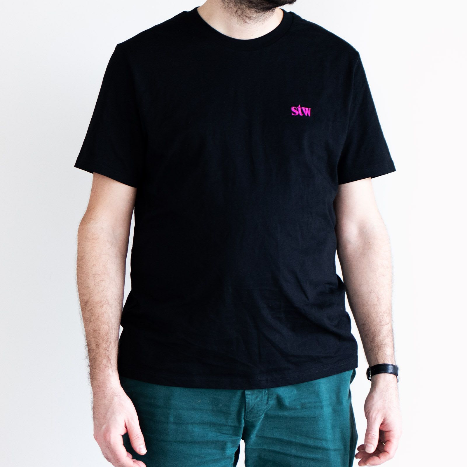 Person mit schwarzem Tshirt und pinkem stw-Logo