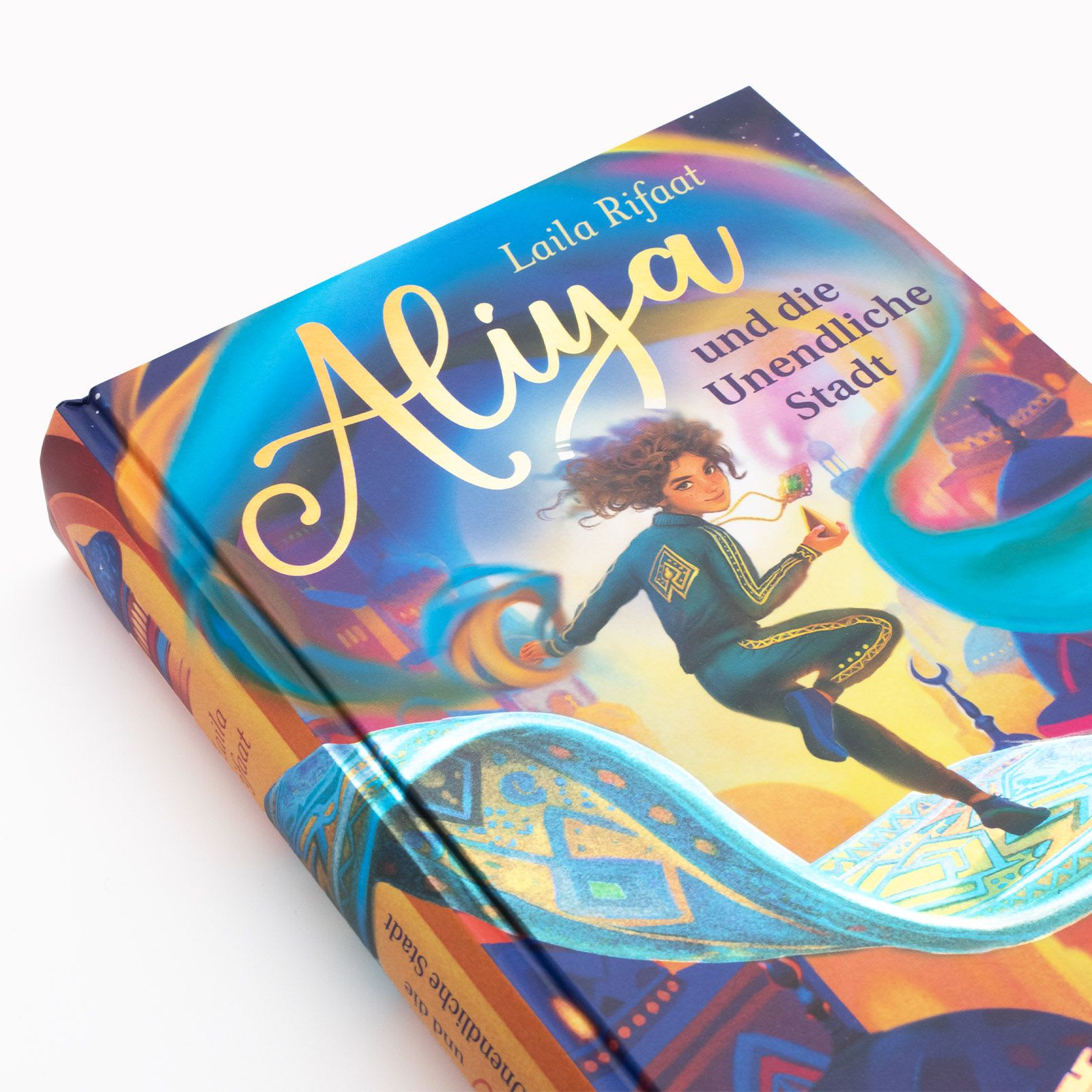 Das Buch »Aliya und die Unendliche Stadt« von Laila Rifaat in Frontansicht und von näher.