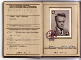 Eine Fotografie des falschen Ausweises für Detlef Girrmann. Die Fotografin des Ausweises ist Gabriele Bärtels.