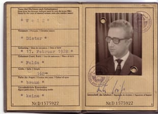 Eine Fotografie des falschen Ausweises für Dieter Thieme. Die Fotografin des Ausweises ist Gabriele Bärtels.