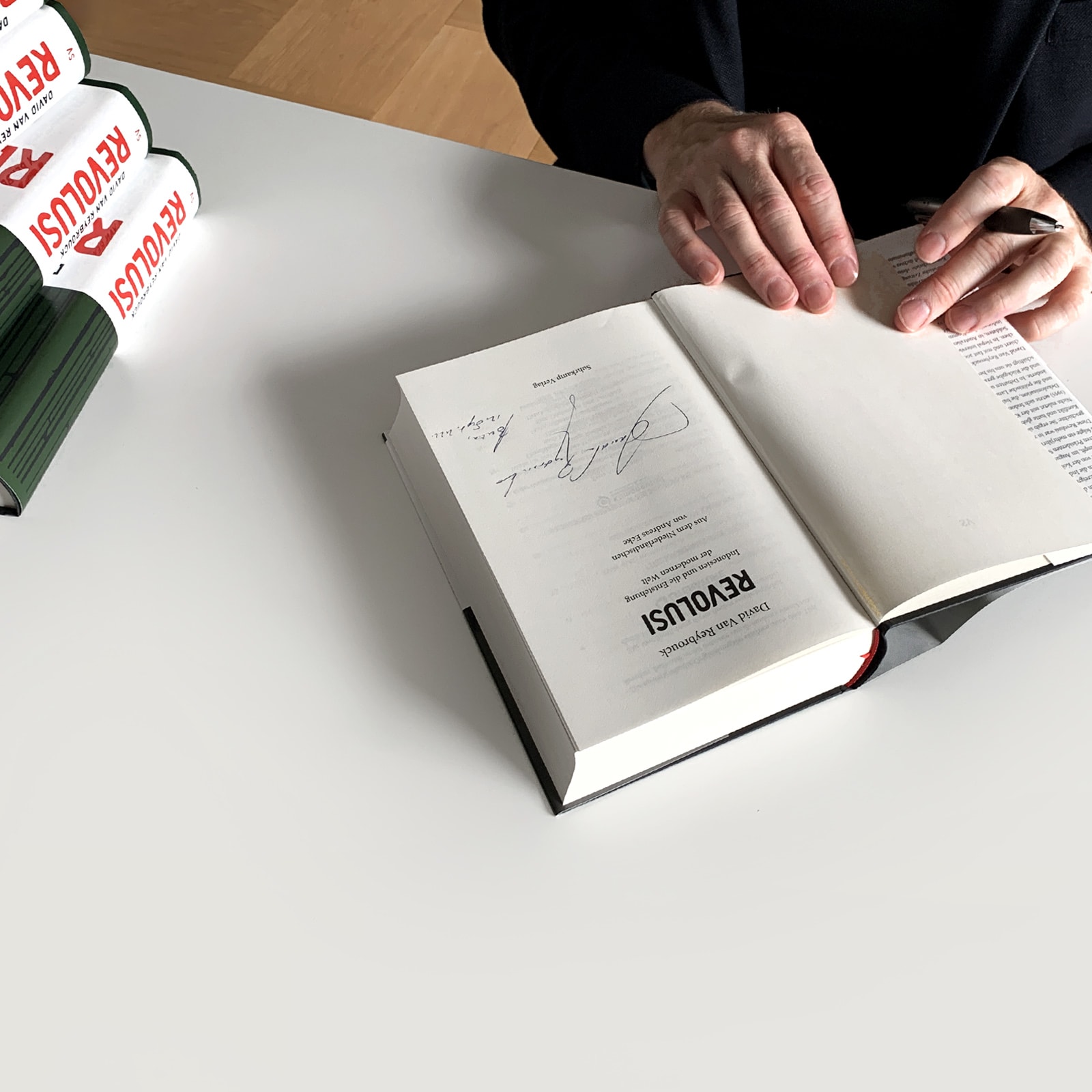 David Van Reybroucks Buch »Revolusi« mit Signatur des Autors.