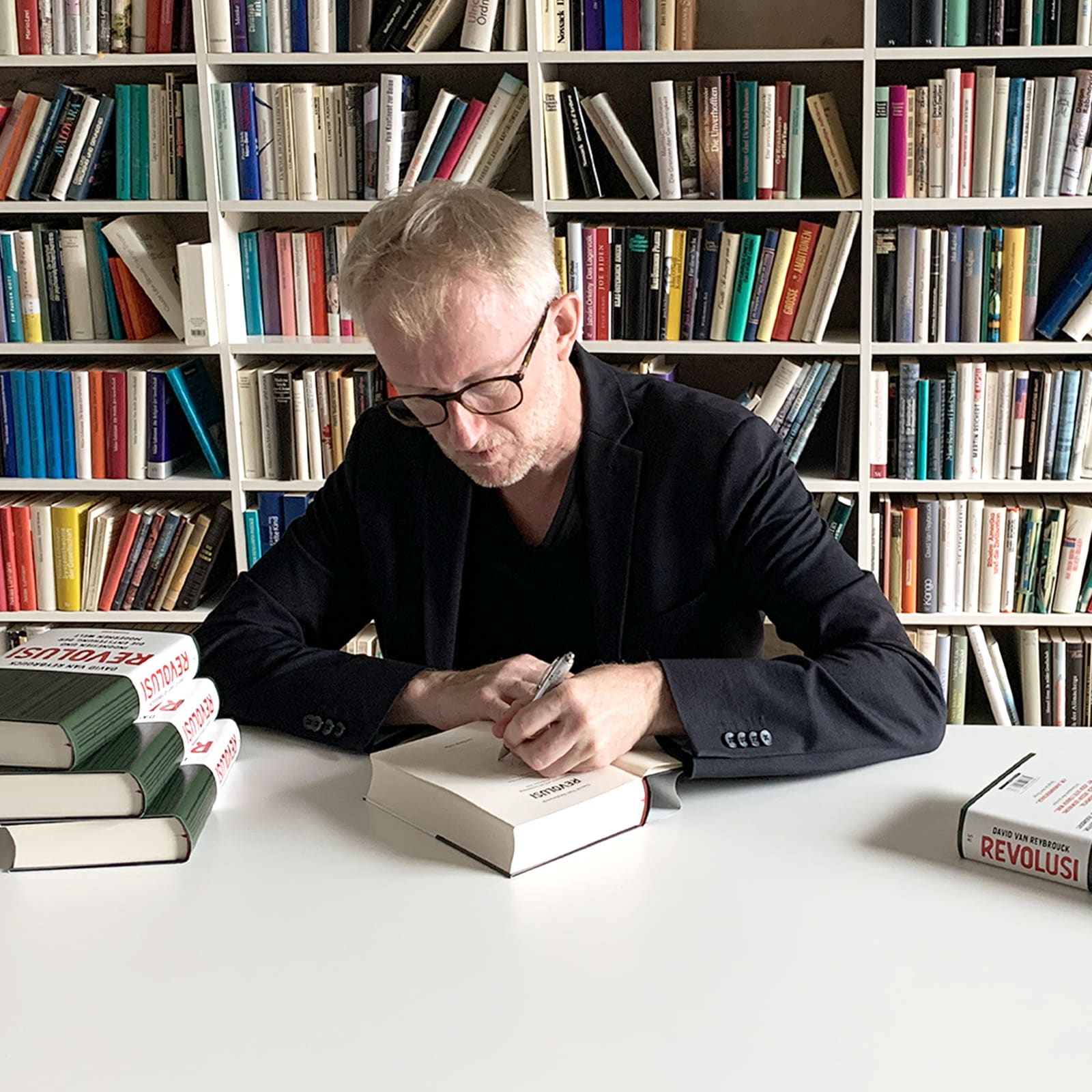 David Van Reybrouck signiert sein Buch »Revolusi«.