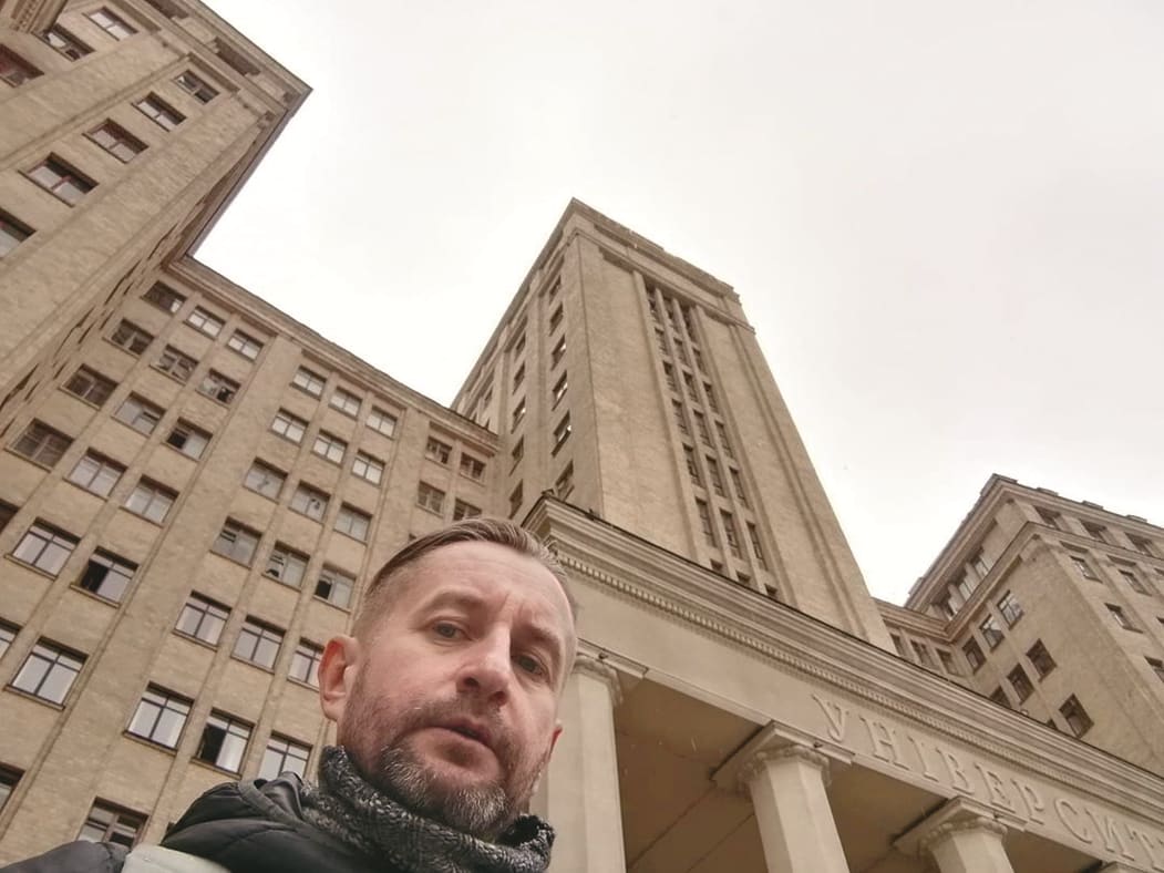 Serhij Zhadan vor seiner ehemaligen Universität in Charkiw