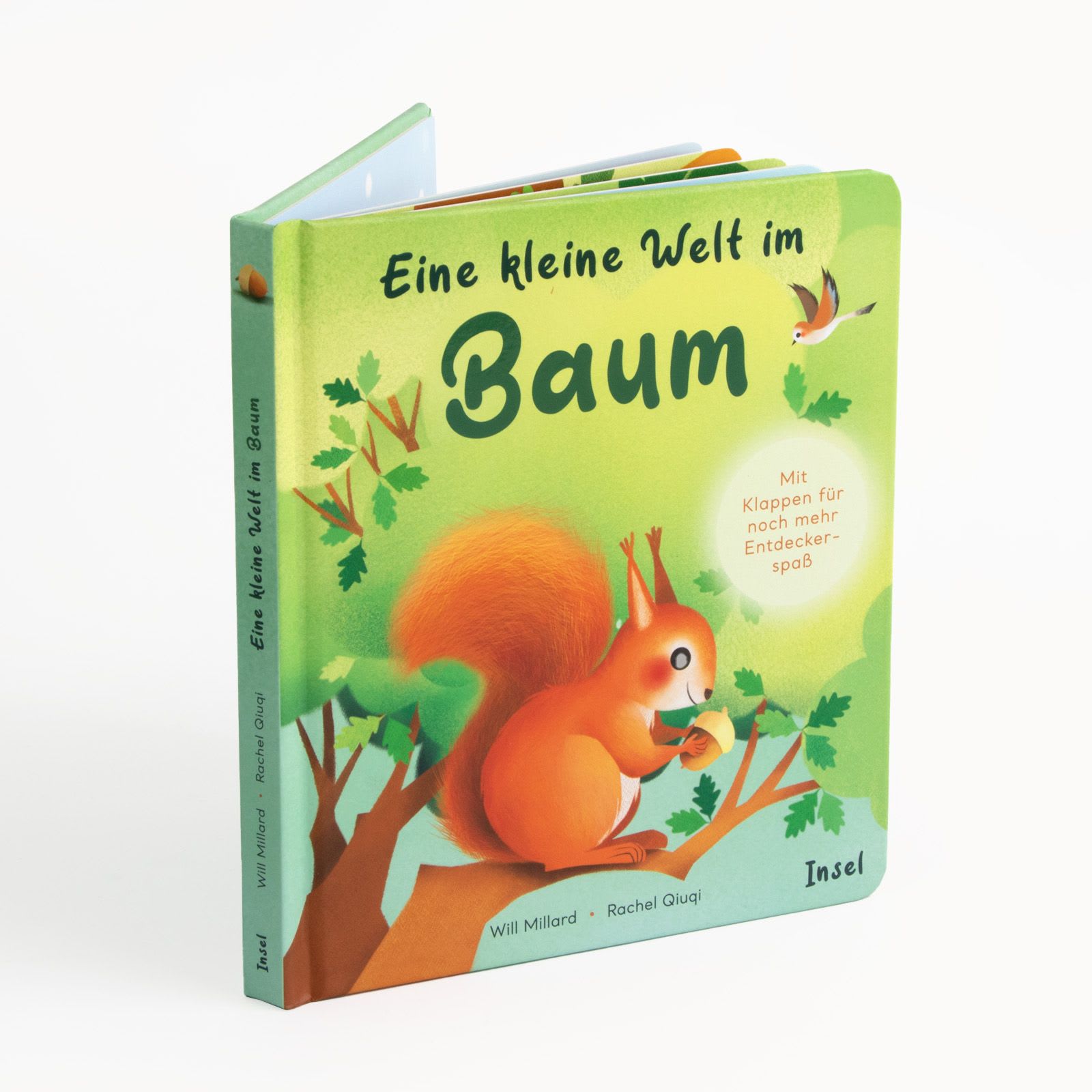 Das Cover des Kinderbuchs »Eine kleine Welt im Baum« von Will Millard. Abgebildet ist ein rotes Eichhörnchen auf einem Ast, das eine Nuss hält, umgeben von grünen Blättern. Ein kleiner Vogel fliegt durch die Szene.