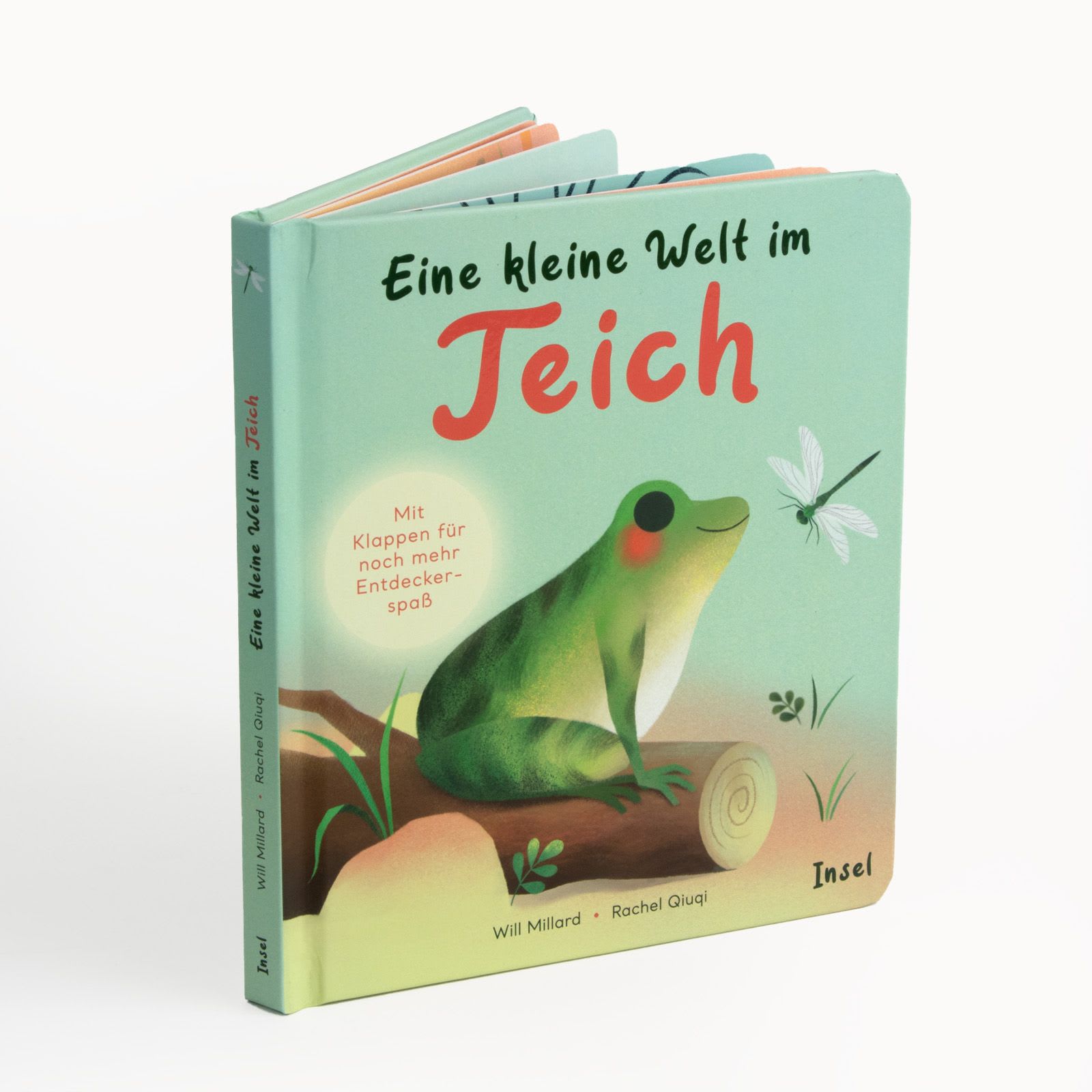Cover des Kinderbuchs »Eine kleine Welt im Teich« von Will Millard. Das Titelbild zeigt einen grünen Frosch, der auf einem Baumstamm sitzt, und vor dem eine Libelle schwebt.